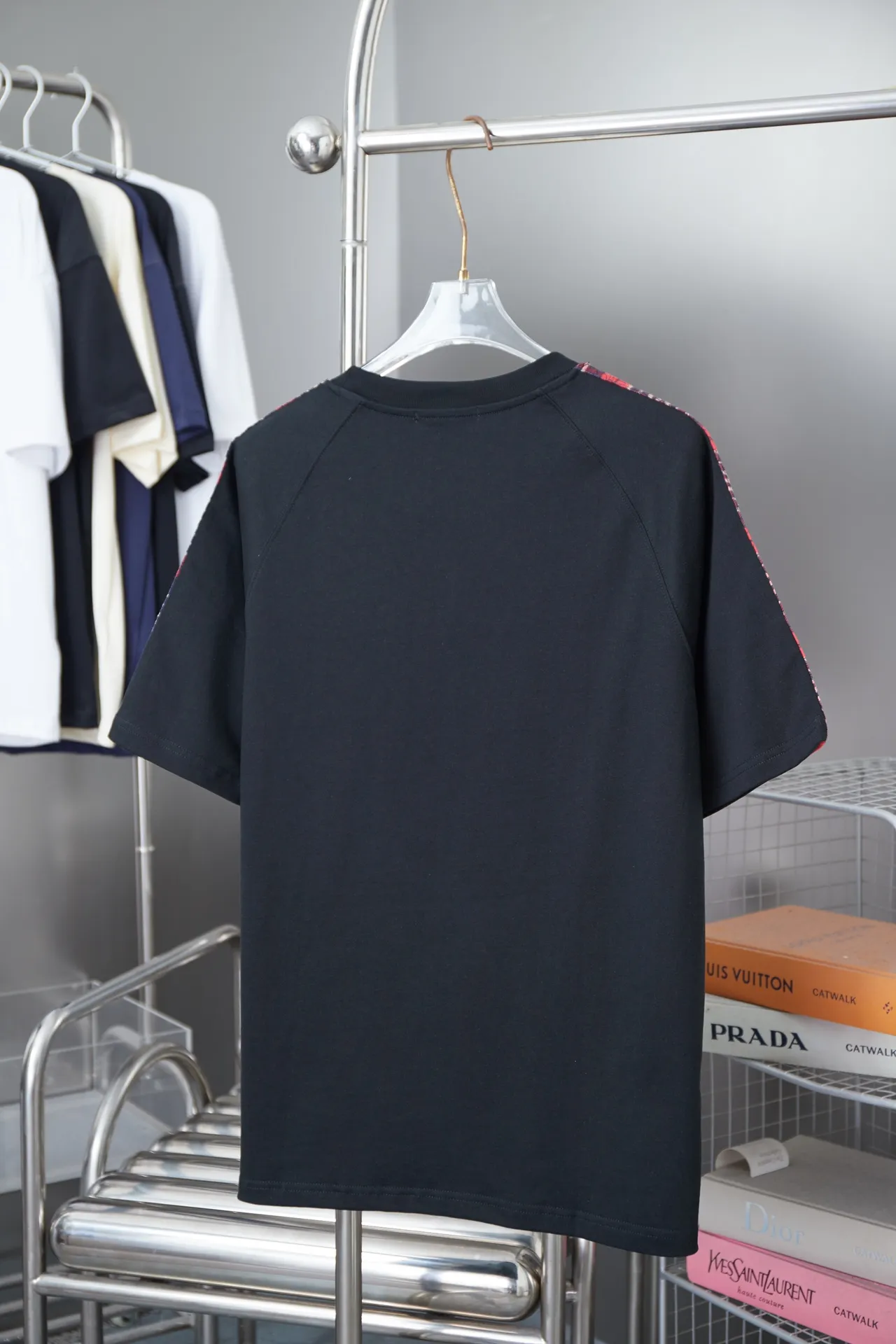 🅿️190 Ch*ome Hearte 25SS Early Spring New Style Ribbon Crow Heart Cross Short Sleeves Light Luxury Essential Item for Daily Commuting for Men and Women Correct Version Welcome to Compare Detailed Features · 320g 100% pure cotton double yarn jersey fabric · Custom dyed in the same cylinder, special thickened 32 count double-ply 1X1 thread · Raglan sleeves spliced with Crow Heart webbing design. Chest embroidered patchwork Crow heart canvas➕Hand-stitched hardware accessories · Double-needle stitching across seams · Original main mark, washed tag, branded moisture-proof paper packaging Color: black/white Size: S/M/L/XL